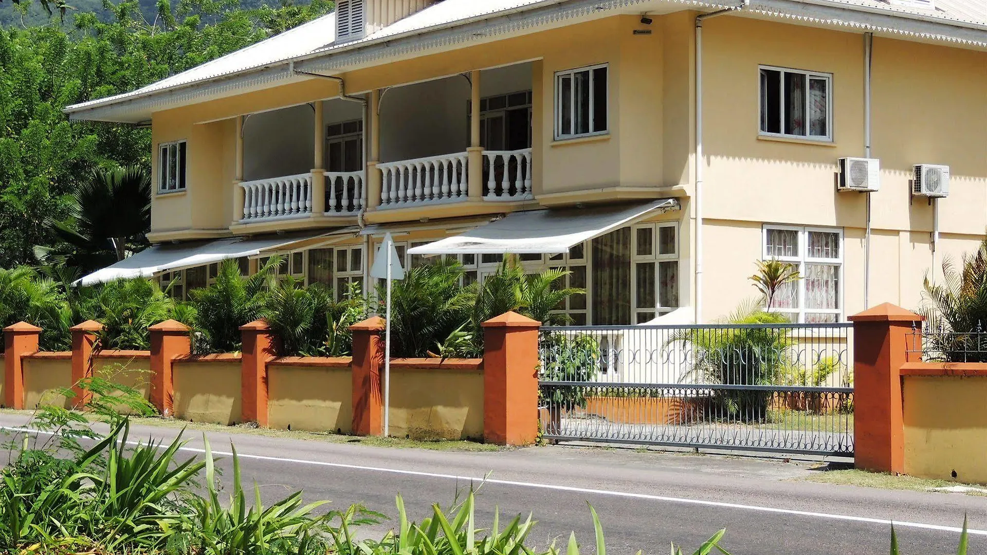 Reef Holiday Apartments Anse aux Pins