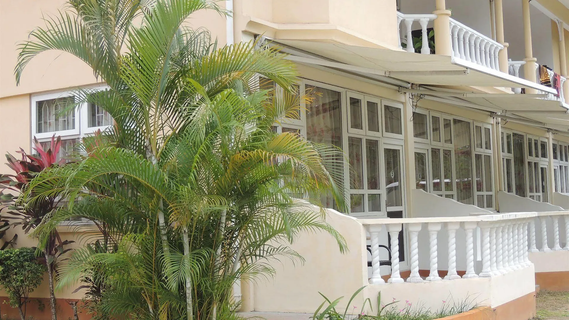 Reef Holiday Apartments Anse aux Pins Seychellen